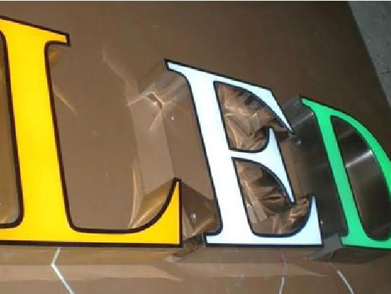 卢氏介绍LED招牌的基础知识。